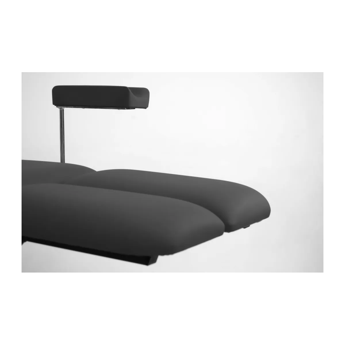 FAUTEUIL POUR TATOUEUR À HAUTEUR FIXE AVEC JAMBIÈRES INDÉPENDANTE ET ACCOUDOIRS RÉGLABLES